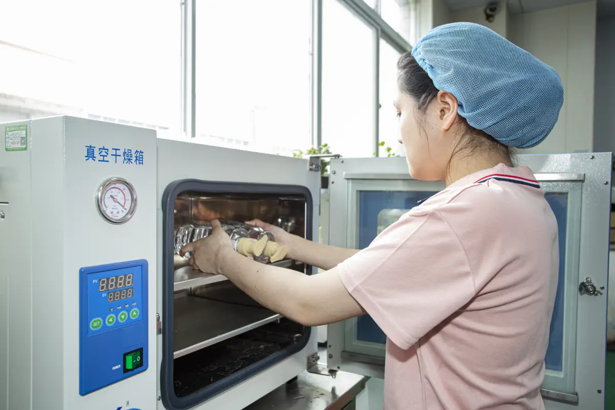 Finished plastic bottle manual quality inspection