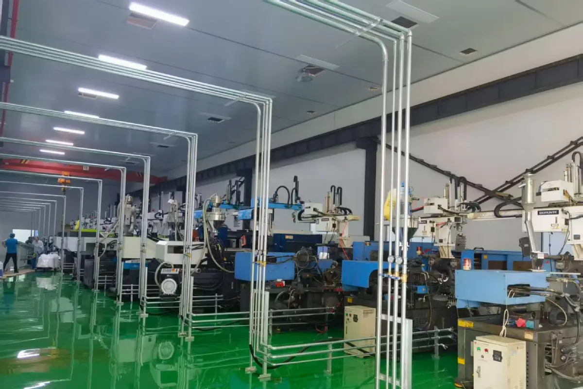 Full automatic plastic bottle production workshop